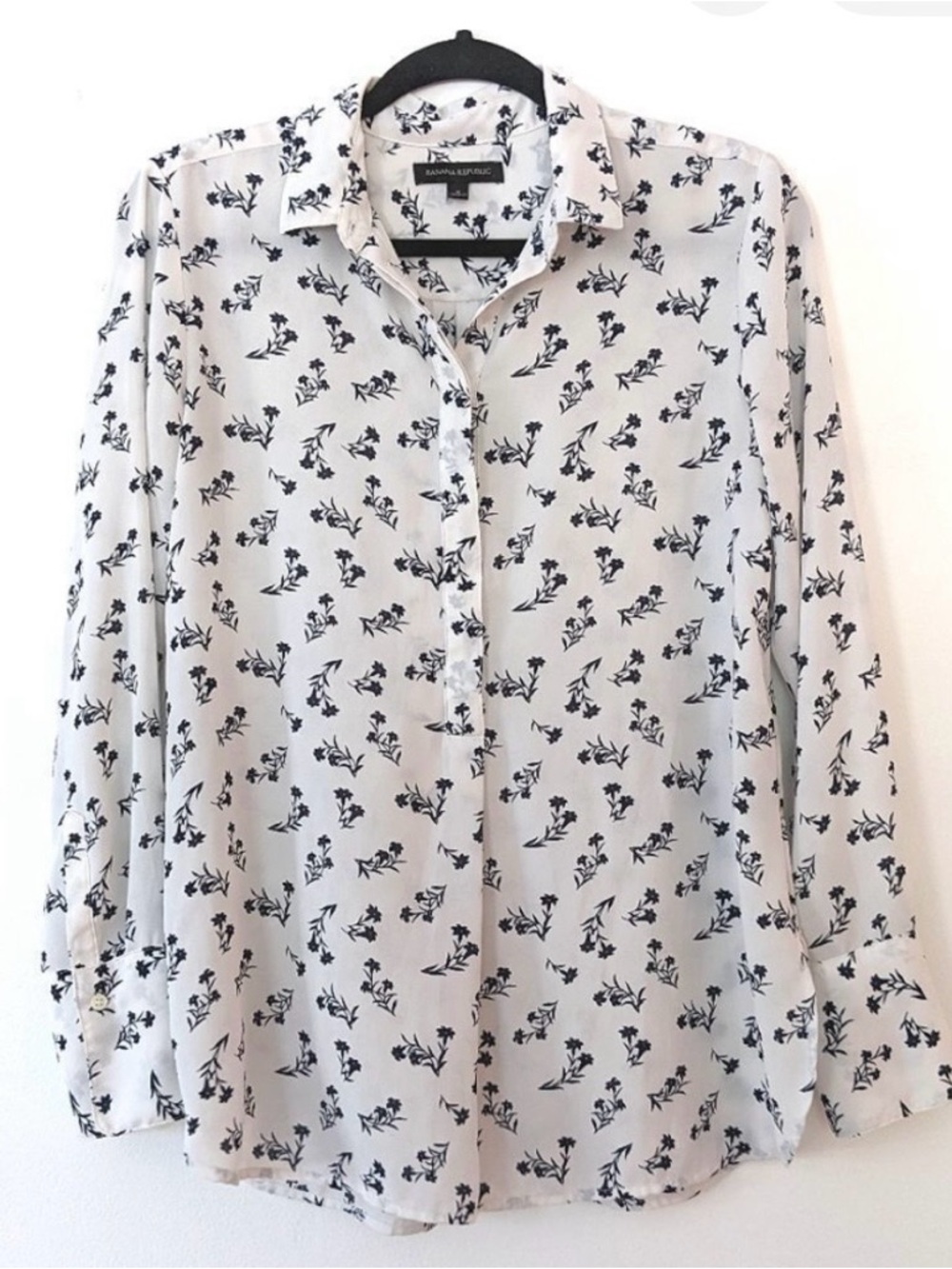 Banana Republic White/Dark Blue Floral Blouse - Size Small